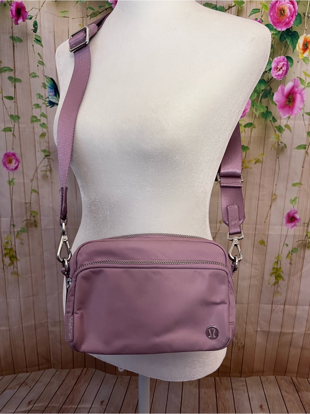 Lululemon Everywhere Crossbody Bag 2L - Picture 3 of 16